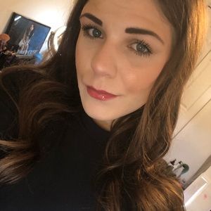 Meet your Posher, Lauraa